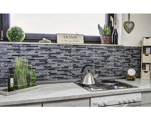 Scène de cuisine avec mosaïque, bouilloire en acier inoxydable et éléments décoratifs.