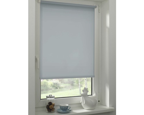 Store enrouleur sur la fenêtre pour la régulation de la lumière