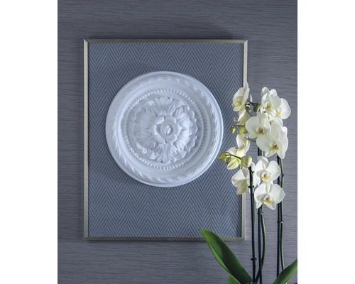 Wanddekoration mit Rosette und Blumen