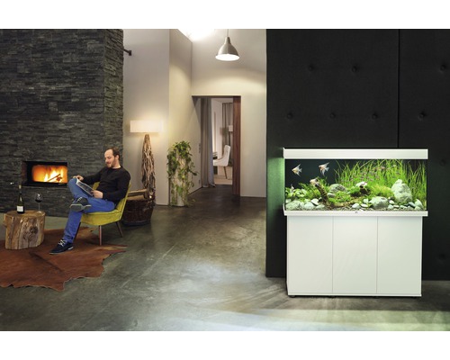 Wohnzimmer mit Kamin, Sitzgelegenheit und Aquarium mit Unterschrank