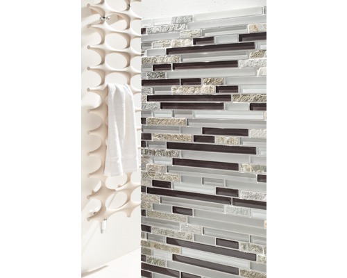 Mosaikwand mit Handtuchhalter im Badezimmer
