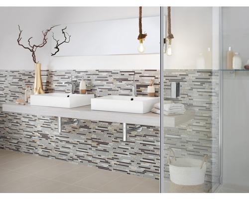 Badezimmer mit Doppelwaschtisch, Mosaikwand und Dusche