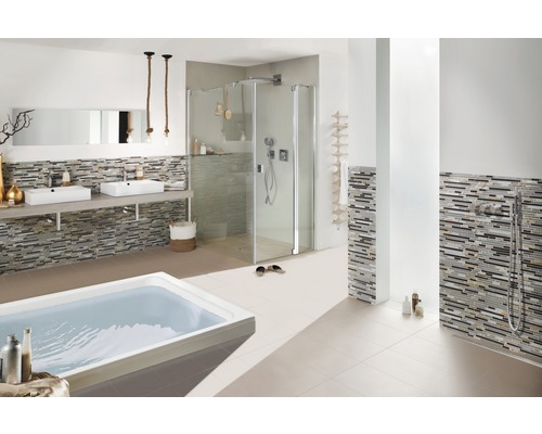 Helles Badezimmer mit Badewanne, Dusche und Waschbecken