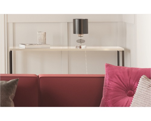 Salon décoratif avec console, lampe, livre et canapé