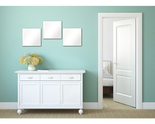 Pièce lumineuse avec commode, miroirs et porte ouverte