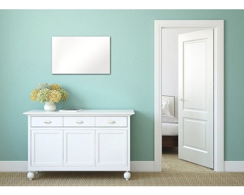 Pièce lumineuse avec buffet, miroir et porte ouverte sur la chambre