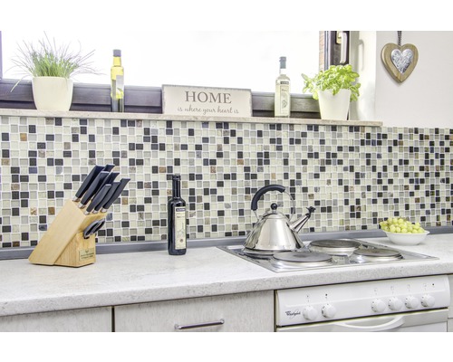 Küchenszene mit Mosaikfliesen, Messerblock, Kochfeld und dekorativen Elementen