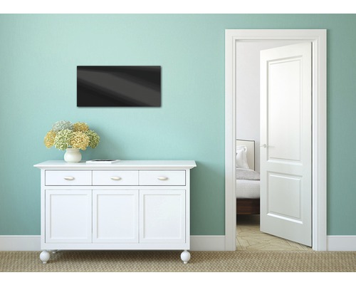 Scène d''un couloir avec commode, vase de fleurs, tableau et porte ouverte