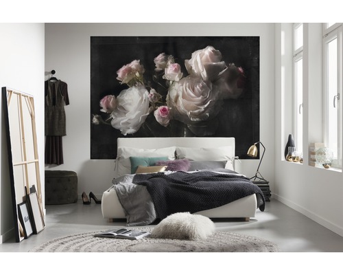 Chambre lumineuse avec lit et papier peint photo avec motif de roses