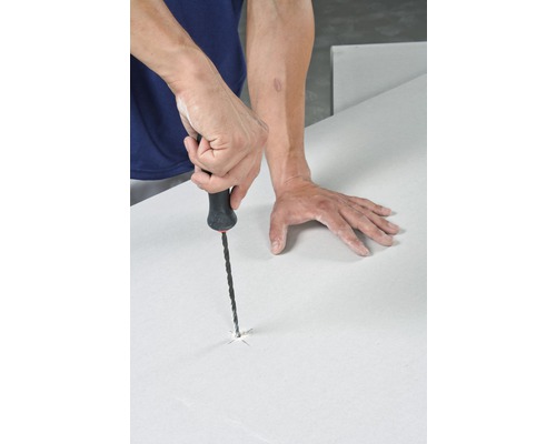 Mann bohrt mit Bohrer in Gipskartonplatte