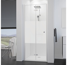 Badezimmer mit Duschkabine aus Glas und Duschkopf