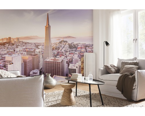 Wohnzimmer mit Fototapete, die eine Stadtansicht zeigt, inklusive Möbeln und Dekoration