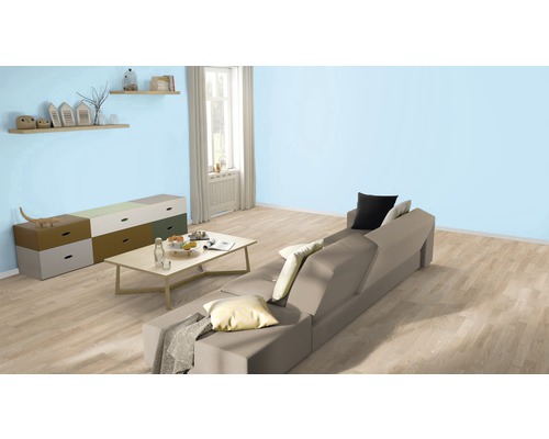 Wohnzimmer mit Sofa, Couchtisch und Kommode