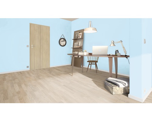 Helles Arbeitszimmer mit Schreibtisch, Stuhl, Tür und Holzfußboden.