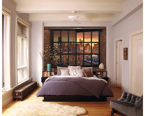 Schlafzimmer mit Bett, Fenster und Backsteinmauer