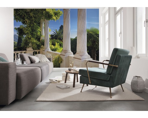 Wohnzimmer mit Sofa, Sessel und Fototapete mit Gartenmotiv