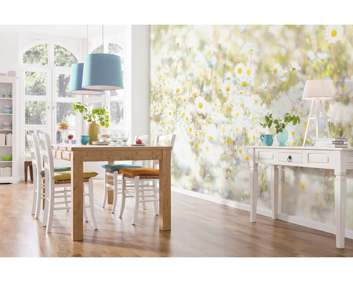 Esszimmer mit Esstisch, Stühlen, floraler Fototapete und Dekorationen