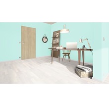 Helles Arbeitszimmer mit Schreibtisch, Stuhl, Regalen und Holztür.