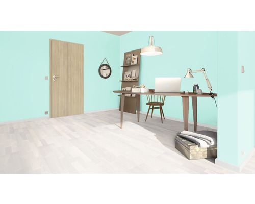 Bureau lumineux avec bureau, chaise, étagères et porte en bois.