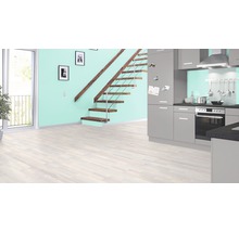 Heller Raum mit Küche, Treppe und Laminatboden
