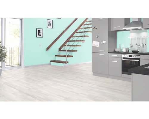 Pièce lumineuse avec cuisine, escalier et sol stratifié