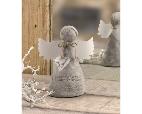 Dekorativer Engel aus Zement mit Papierflügeln und Herzanhänger