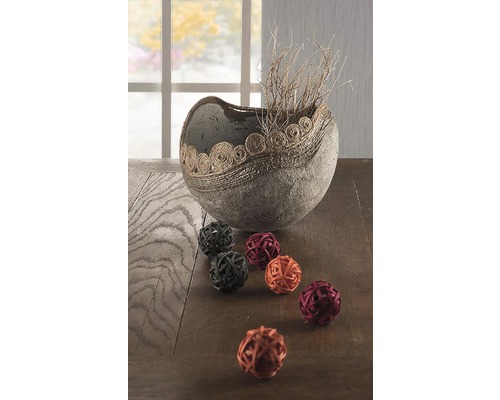 Dekorative Vase mit getrockneten Zweigen und Rattankugeln als Tischdekoration