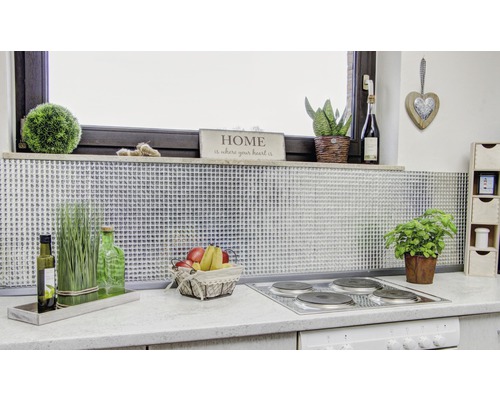 Scène de cuisine avec crédence en mosaïque et décorations