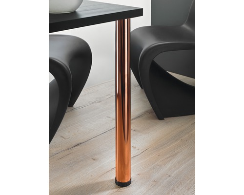 Gros plan sur un pied de table en métal sous une table