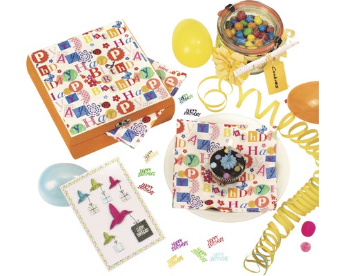 Articles d''anniversaire décorés avec une boîte en bois, une carte de vœux, une serviette et un muffin