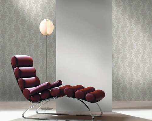 Intérieur avec papier peint à motifs, lampadaire de lecture et chaise longue