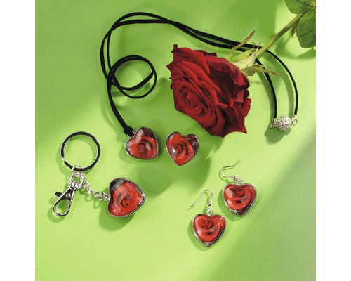 Schmuckset mit Rosenmotiv: Halskette, Ohrringe und Schlüsselanhänger