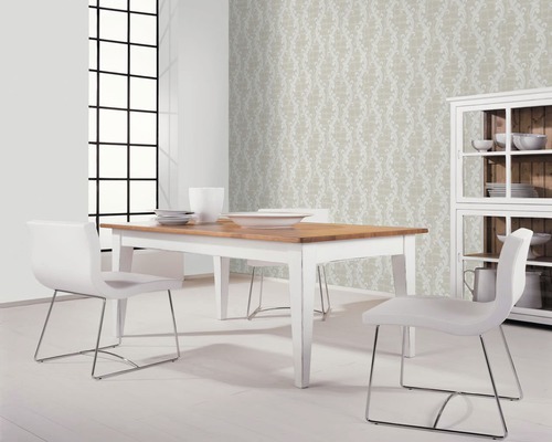 Salle à manger avec table, chaises, vitrine et papier peint à motifs