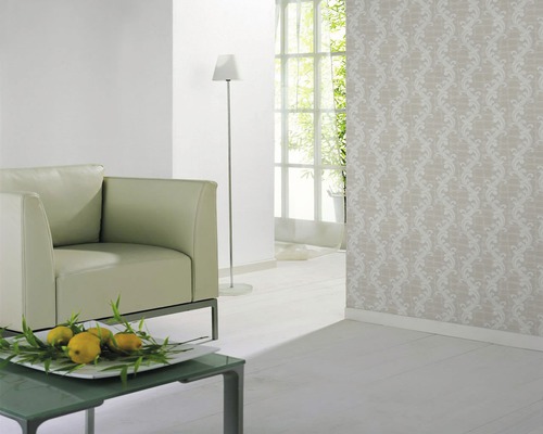 Pièce décorée avec fauteuil, lampadaire et papier peint à motifs