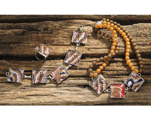 Parure de bijoux composée d''un collier, d''un bracelet et d''une bague avec motif