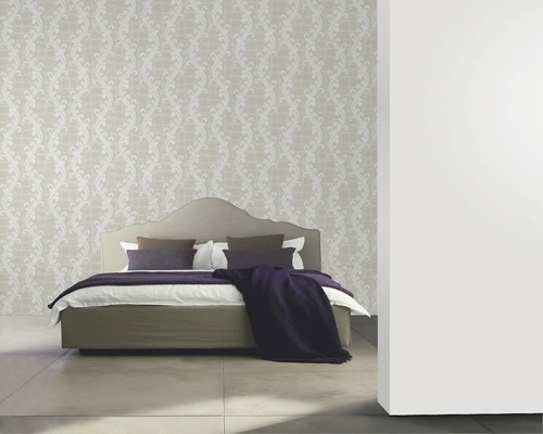 Chambre à coucher avec papier peint à motifs et lit