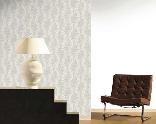 Scène avec papier peint à motifs, lampe de table et fauteuil