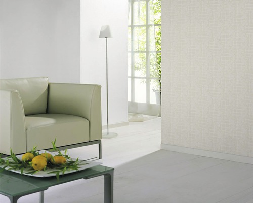 Salon lumineux avec fauteuil, lampadaire et papier peint à motifs