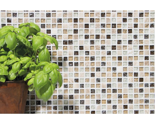 Mosaikfliesenwand mit Basilikumpflanze im Topf