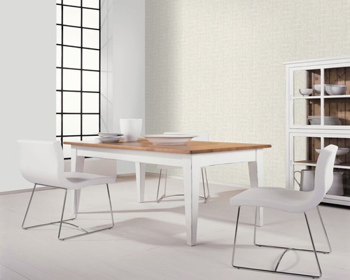 Salle à manger avec table, chaises et armoire