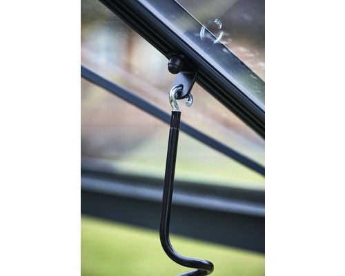 Gros plan d''un ouvre-fenêtre sur une fenêtre de serre.