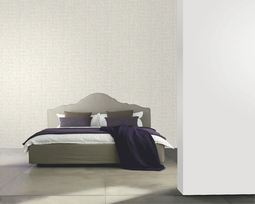 Chambre avec papier peint à motifs et lit