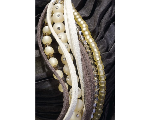 Modeschmuck-Halskette mit Perlen und Bändern