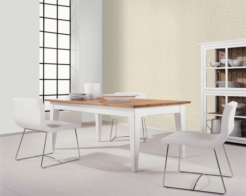 Esszimmer mit Esstisch, Stühlen und Geschirrschrank