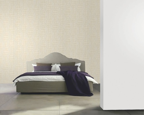 Schlafzimmer mit beiger Muster-Tapete und Bett