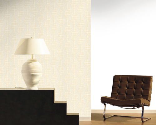 Innenraumszene mit gemusterter Tapete, Lampe und Sessel