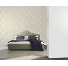 Schlafzimmer mit gemusterten Tapeten und Bett