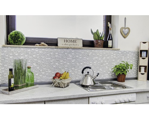 Scène de cuisine avec crédence en carrelage, décorations et plaque de cuisson