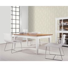 Esszimmer mit Tisch, Stühlen und Tapete in neutralen Tönen.