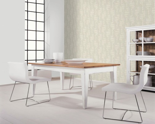 Salle à manger avec table, chaises et papier peint dans des tons neutres.